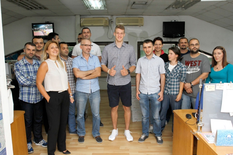 Zlatni košarkaš Lazar Mutić posjetio "Nezavisne" (FOTO)