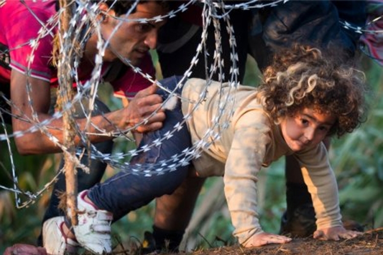 Djevojčica iz bodljikave žice simbol tragične sudbine migranata (FOTO)