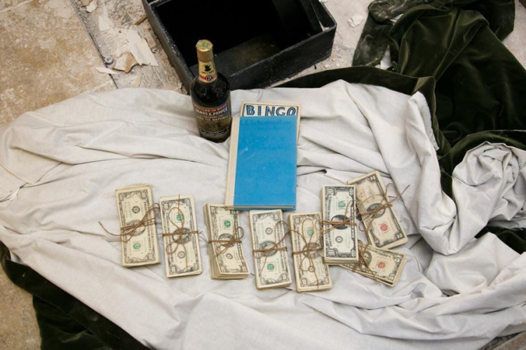 Renovirali kuhinju i našli sef s 52.000 dolara i flašom viskija (FOTO)
