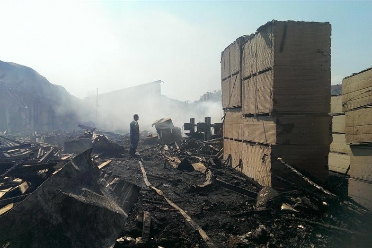 Miris paleži širi se Zavidovićima, milioni nestali u plamenu (FOTO)
