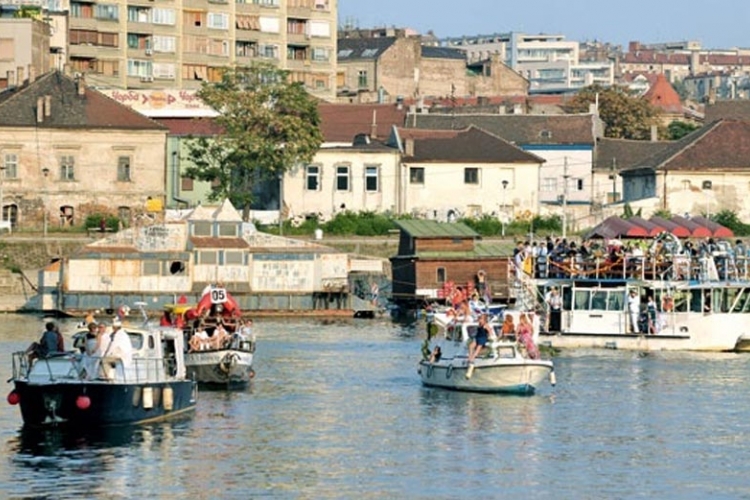Beograd: Prevrnuo se pun čamac ljudi, nema povrijeđenih