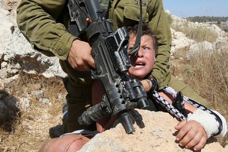 Palestinke postale internet hit: Pretukle vojnika koji je htio uhapsiti dječaka (VIDEO)