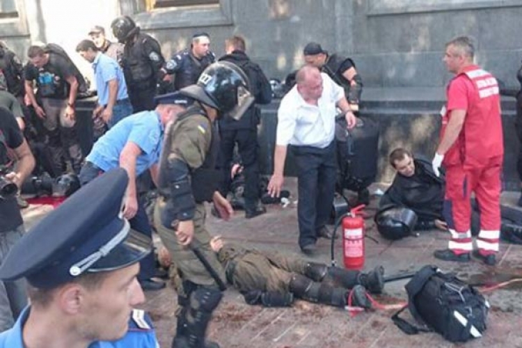 Haos u Kijevu izmakao kontroli, ubijen policajac, stotine povrijeđenih (VIDEO, FOTO)