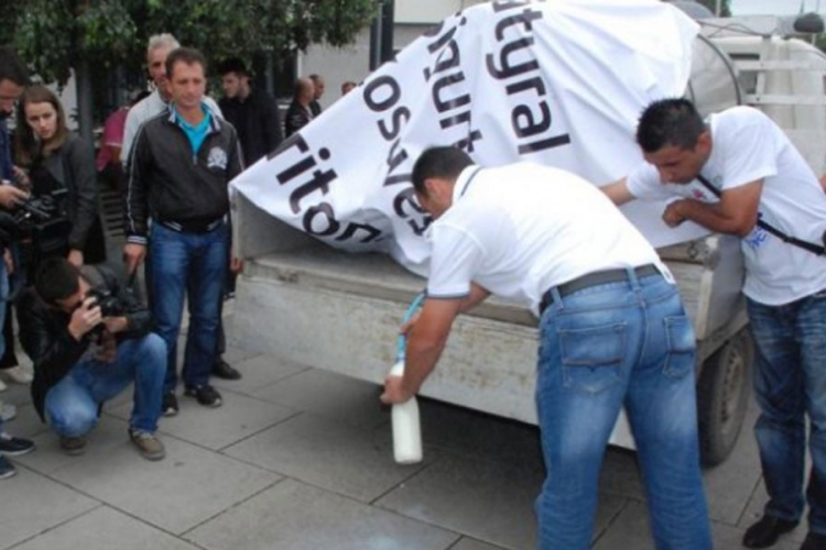 Gradačac: Ogorčeni mljekari prosipali mlijeko ispred objekta "Konzuma"