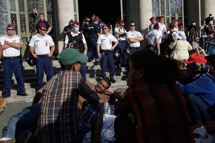 Nastavlja se haos u Budimpešti: Migranti kampuju ispred željezničke stanice