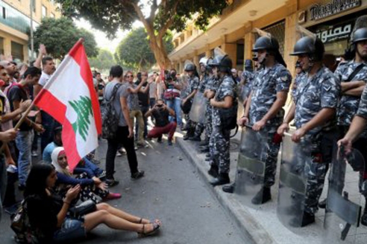 Neredi u Libanu: Policija izbacuje demonstrante sa sedmog sprata