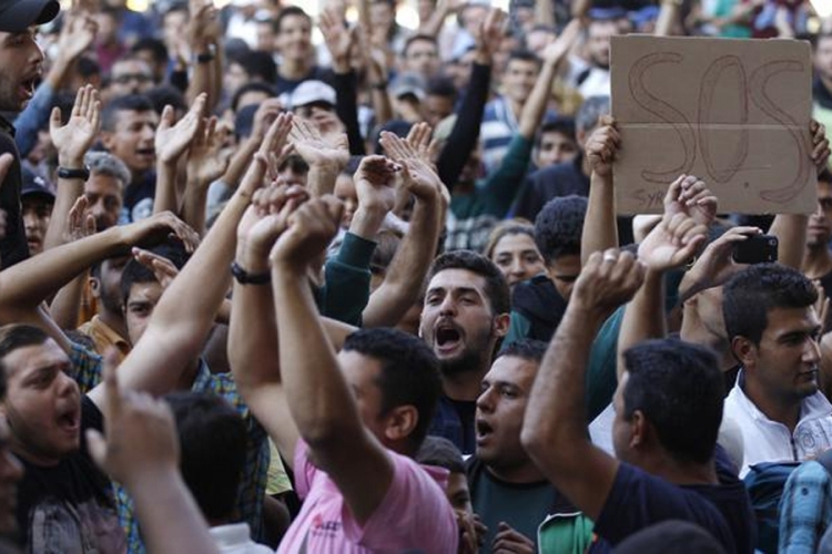 Mađari ne popuštaju, izbjeglice protestuju (FOTO)