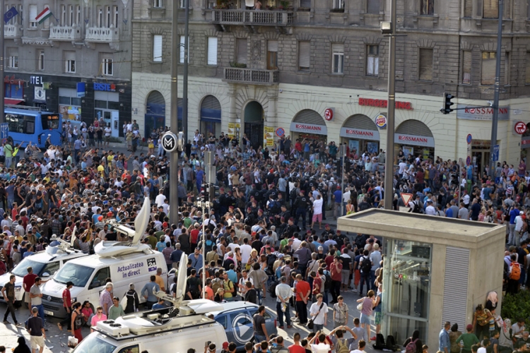 Migranti, po nalogu policije, napustili trg u Budimpešti