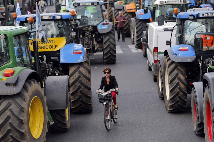 Blokada: Francuski seljaci stavili Pariz pod traktorsku opsadu (FOTO)