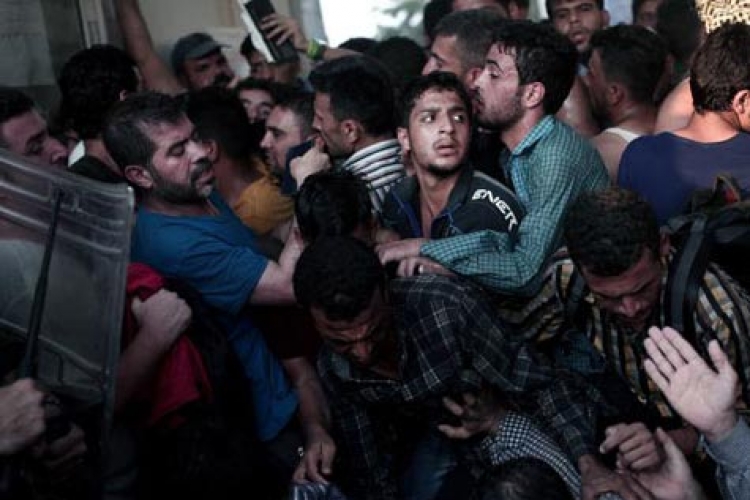 Izbjeglice gube nerve, neredi u Mađarskoj i Grčkoj (VIDEO)