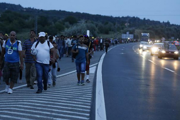 Marš izbjeglica natjerao Mađare da popuste, šalju autobuse (VIDEO) 