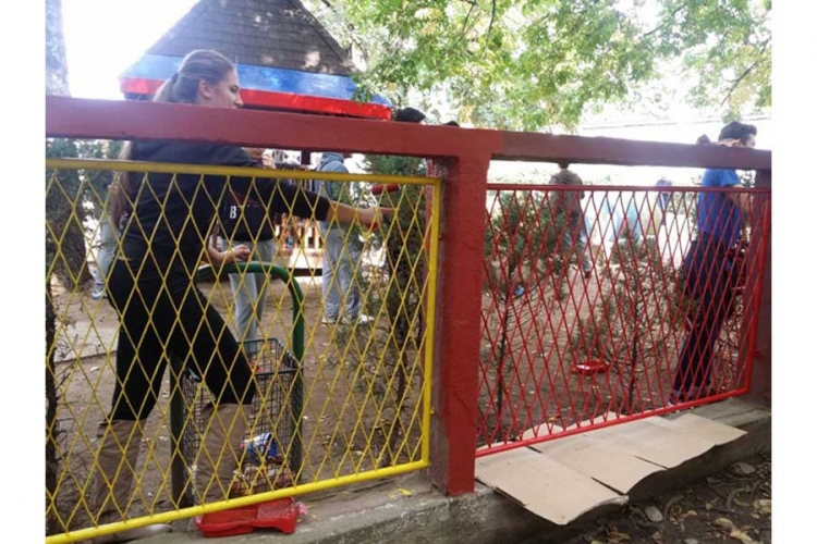 120 gimnazijalaca farbalo ogradu vrtića u Banjaluci (FOTO)