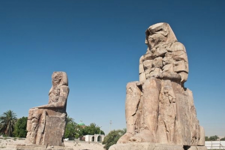 Legenda o raspjevanim statuama Memnonovih kolosa
