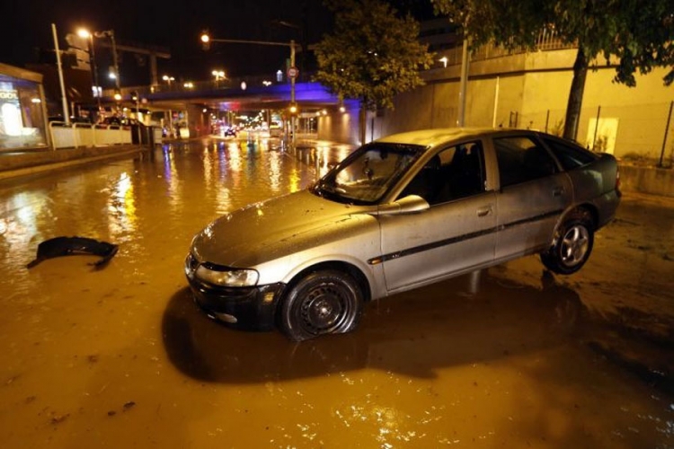 U poplavama na francuskoj rivijeri 13 poginulih (FOTO)