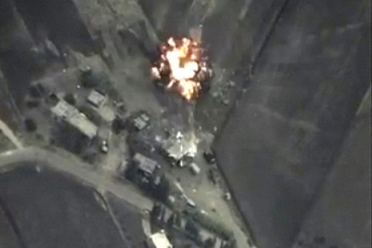 Preciznost ruskih aviona: Gađali položaje IS u Palmiri, uništeno 20 tenkova (VIDEO)