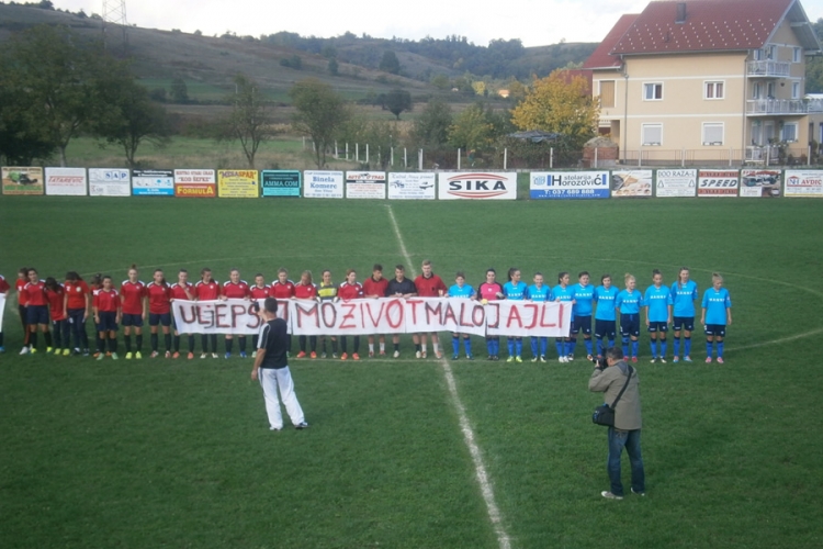 Fudbalerke igrale za malu Ajlu iz Sanskog Mosta