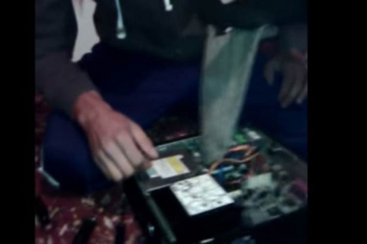 Urnebesni video: Pogledajte kako Bosanci popravljaju računar?