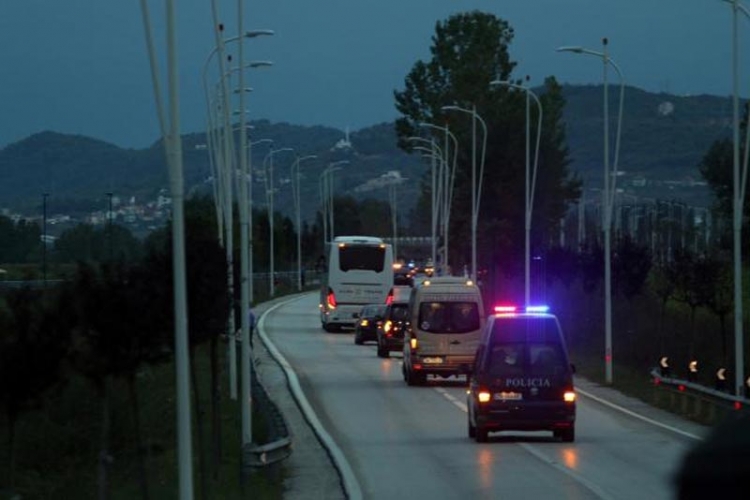 Kamenovan autobus sa fudbalerima Srbije u Tirani (VIDEO)