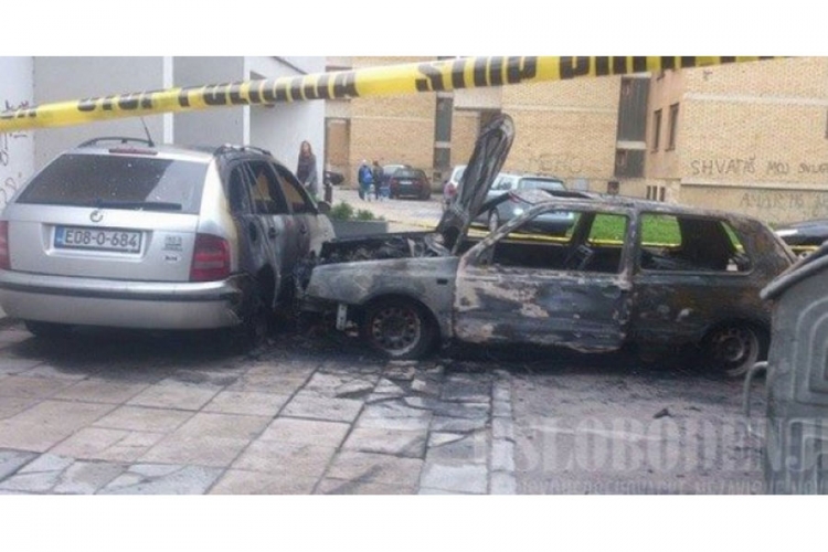 Jutros izgorjela dva automobila na Dobrinji: Zapaljena ili slučajnost?