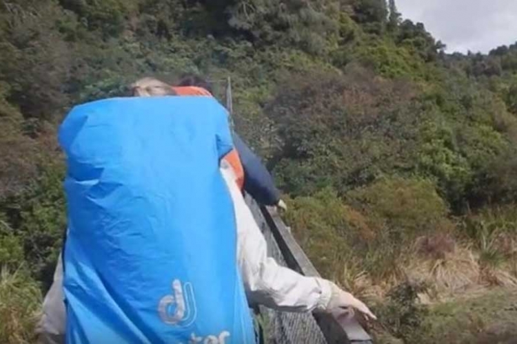 Novi Zeland: Tu­ris­ti upa­li u vo­du po­što se uru­šio most (VI­DEO)