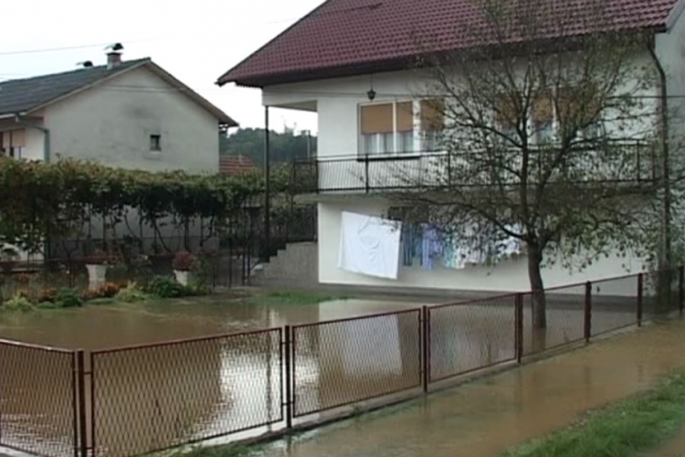  Dijelovi Prijedora opet pod vodom, Banjalučani u pripravnosti (FOTO)