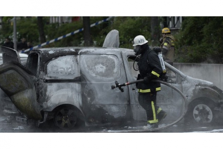 Stokholm u plamenu: Imigranti zapalili stotine automobila, neredi se šire