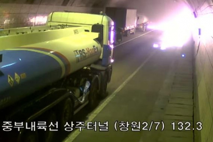 Seul: Kamion eksplodirao u tunelu, 11 vozila u plamenu (VIDEO)
