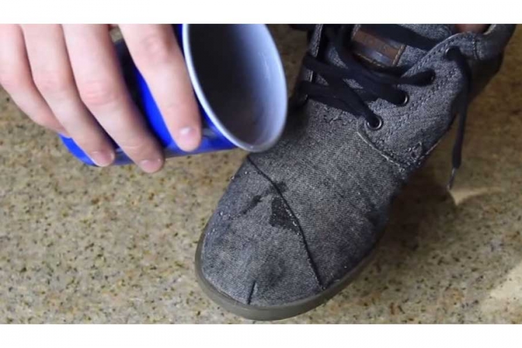 Nevjerovatan trik koji čini da vaše omiljene cipele budu nepromočive (VIDEO)