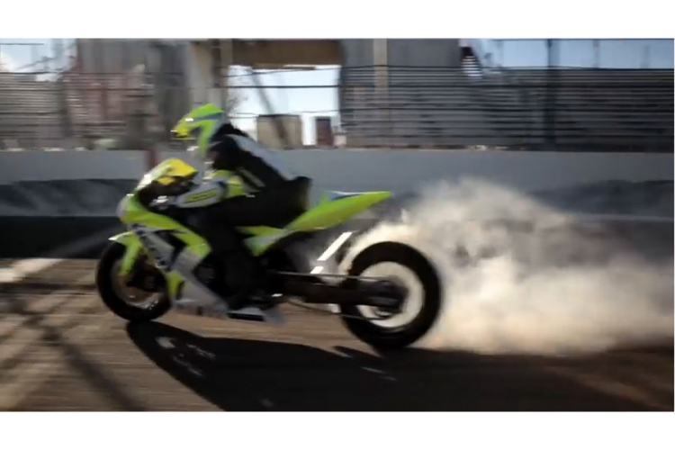 Opaki drift automobila i motocikla (VIDEO)
