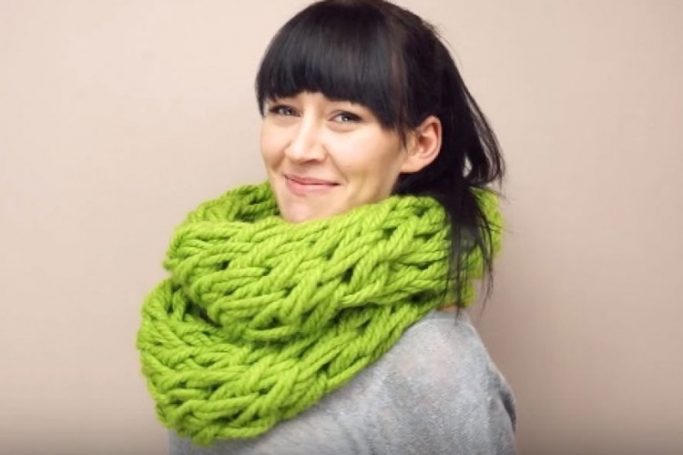Evo kako da za 30 minuta napravite prelijepi šal, bez igala (VIDEO)