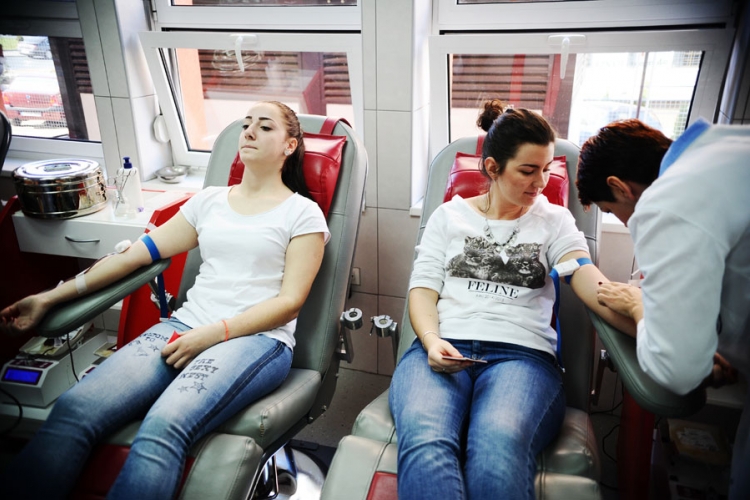 Srednjoškolci i studenti u akciji dobrovoljnog davanja krvi (FOTO)