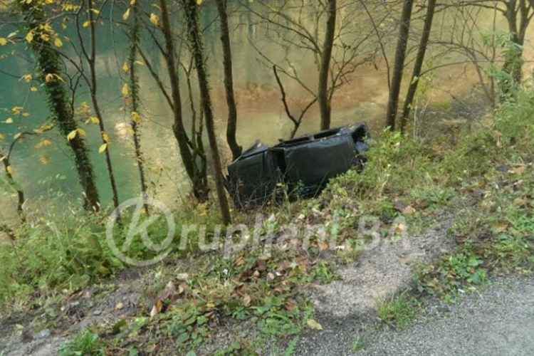 Saobraćajna nezgoda: Automobil zaustavilo drveće uz obalu rijeke Une