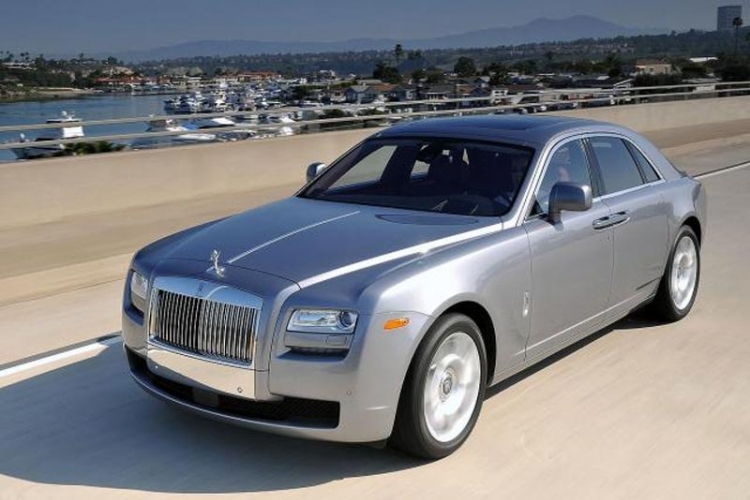 Rolls Royce povlači cijeli jedan auto