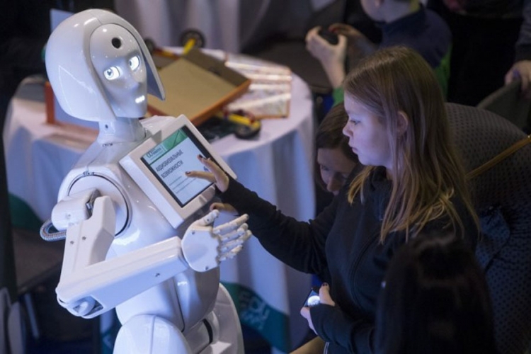 Robotics Expo 2105: Roboti drže predavanja, administriraju, masiraju