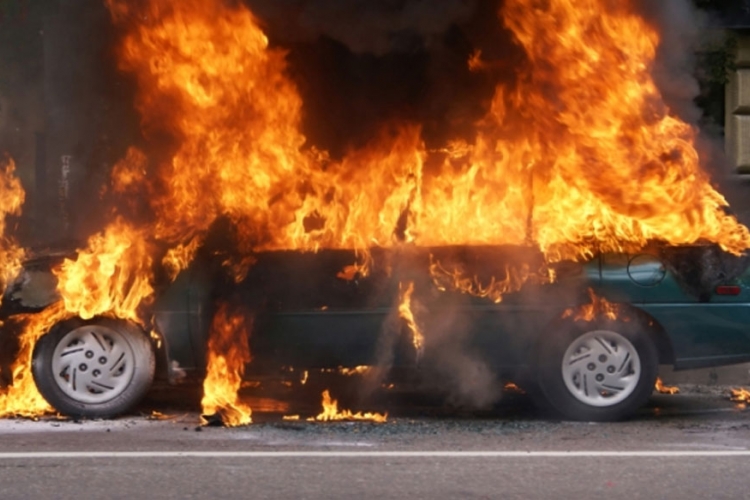 Zapaljeni automobili novinarke i policajca