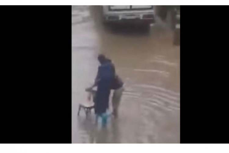 Evo kako se u Indiji ponaša pravi džentlmen, i to u vrijeme poplava (VIDEO)