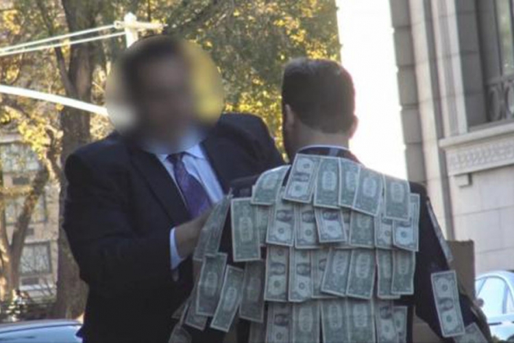 Ljudima nudio novac, razgrabili ga samo bogati (VIDEO)