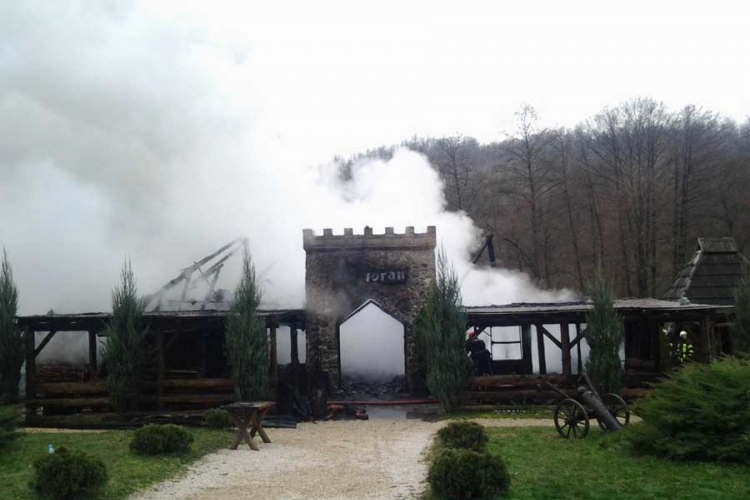 Restoran u Etno-selu "Kotromanićevo" izgorio do temelja (FOTO, VIDEO)