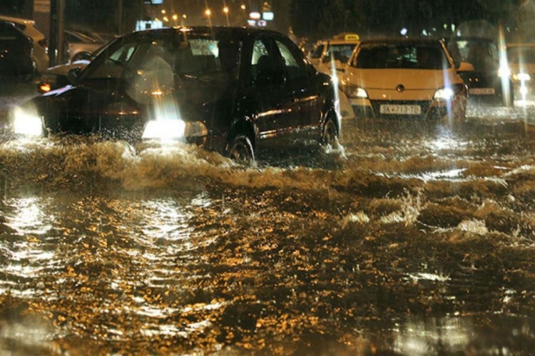 SAD: Najmanje tri osobe izgubile život u poplavama