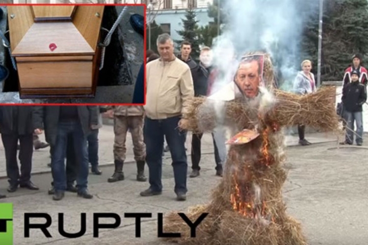 Ispred turske ambasade u Moskvi: Sahranili lutku Erdoana 