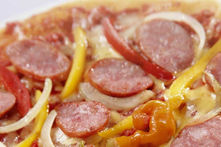 Recep za gurmane: Ljuta pizza s kranjskim kobasicama