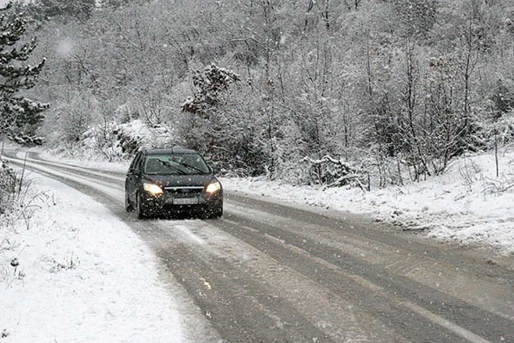 Vozači oprez: Snijeg na kolovozu u višim predjelima