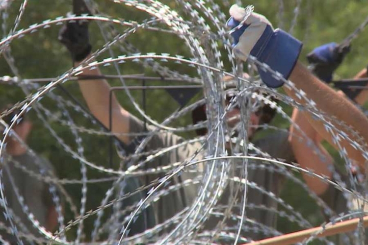 Makedonija: Vojska podiže ogradu na granici sa Grčkom