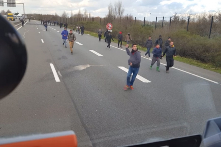 Vozač kamiona pokušao pregaziti izbjeglice, gađali ga cipelama (VIDEO)