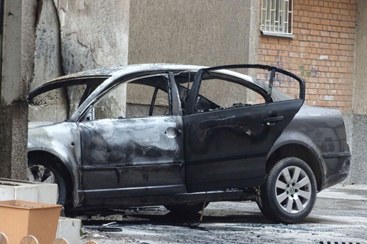 U Zenici zapaljena dva automobila, eksplozija uznemirila građane