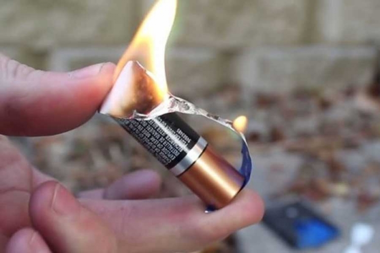 Zapalite vatru sa omotom od žvake i baterijom (VIDEO)