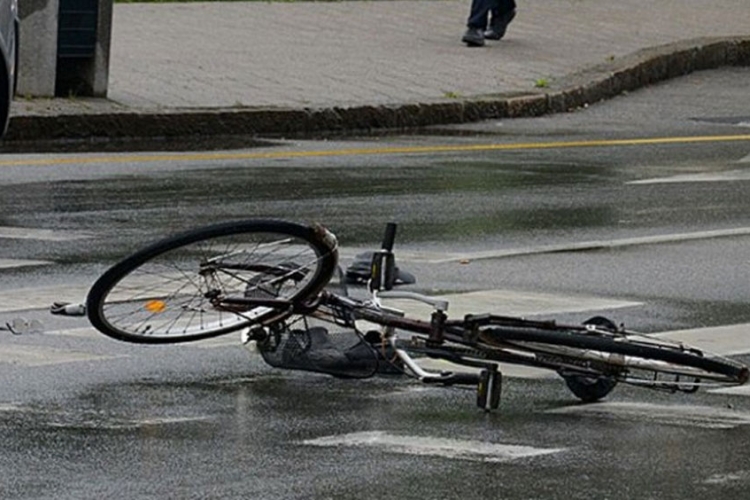 Teška saobraćajna nesreća u Bihaću: Djevojka stradala na biciklu