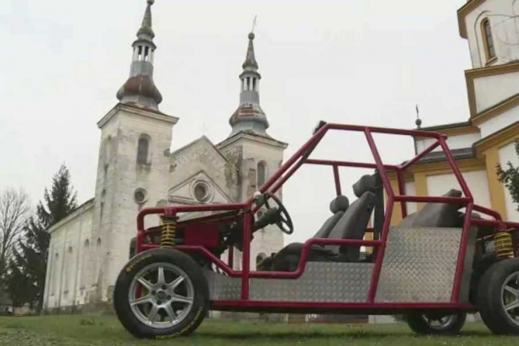 Otac i sin udružili snage: Automobil Mad Maxa napravljen u Kozarcu