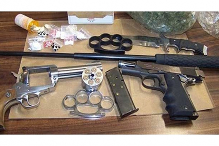 Tuzlanski kanton: U pretresima pronađeno oružje i droga, četvoro uhapšeno