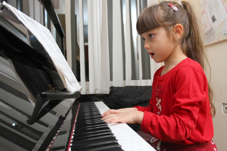 Petogodišnja Anja Vukelić iz Banjaluke virtuoz na klaviru (FOTO)